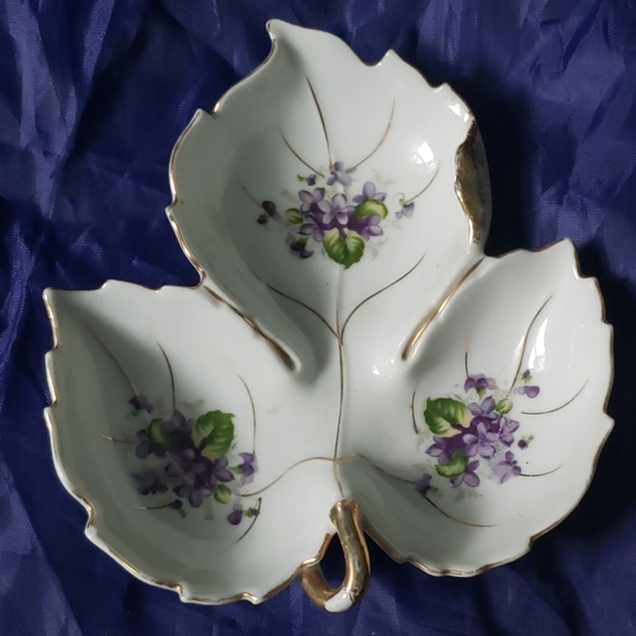 Decrotive dish - Picture 1 of 2